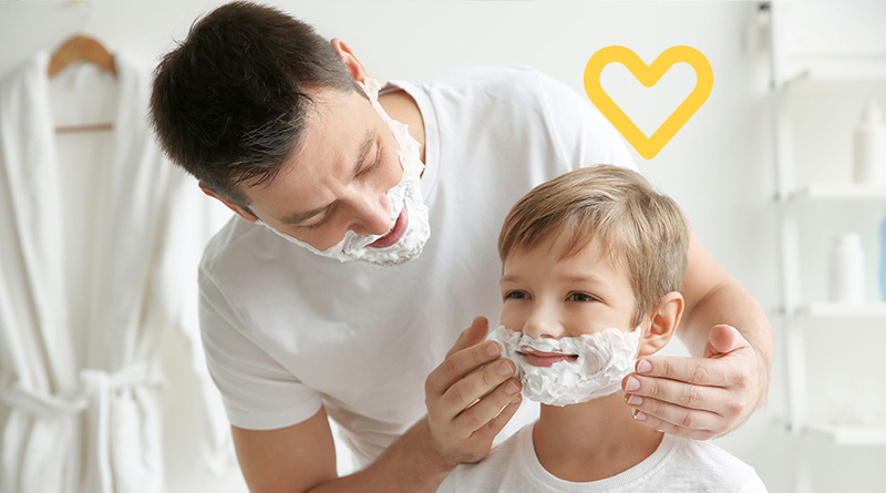 Padre enseñando a hijo como afeitarse